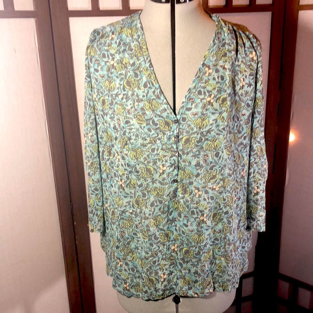 The Territory Ahead loose fitting roll tab sleeves/ sz L . Greens, blues, greys